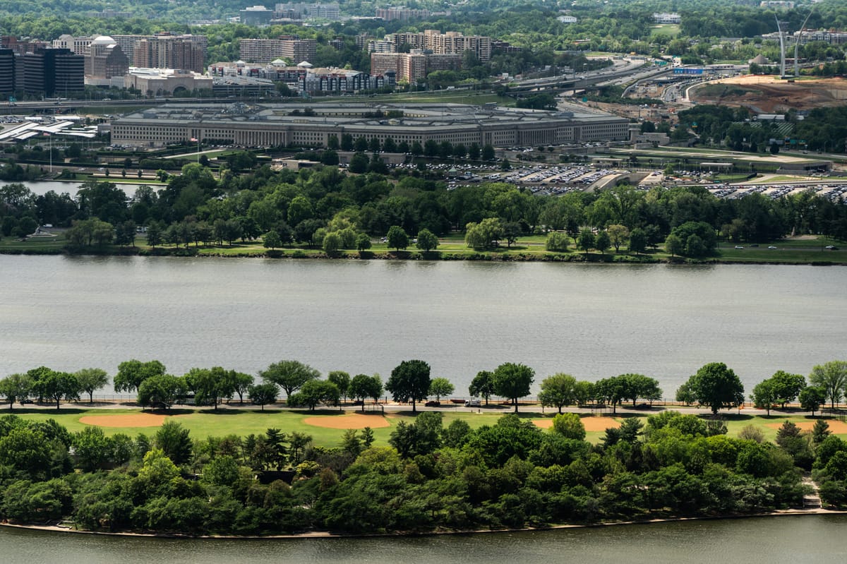 إقالة بلا تفسير.. أسرار مغادرة وزير البحرية الأميركي