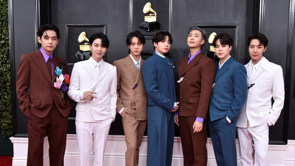 كتاب فكاهي يرسم صعود BTS إلى النجومية