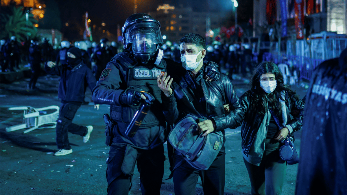 وقف بث واعتقال صحافيين.. كيف تحارب تركيا "الإعلام المنتقد"؟