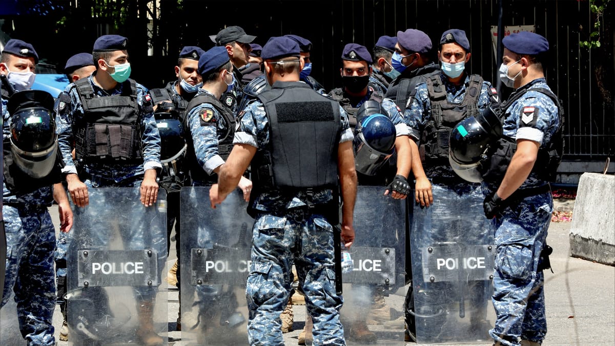 "سرق مكيفات مسجد".. ربط سوري بعامود في لبنان