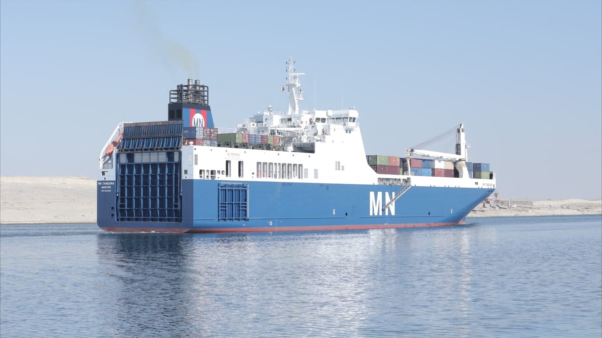 حركة الملاحة طبيعية في قناة السويس بعد "حادث اصطدام"