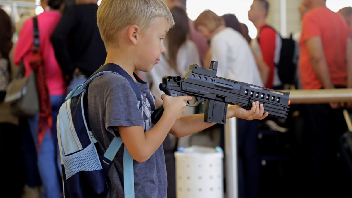 من لعبة إلى جريمة.. رحلة مراهق أميركي إلى بندقية AR-15