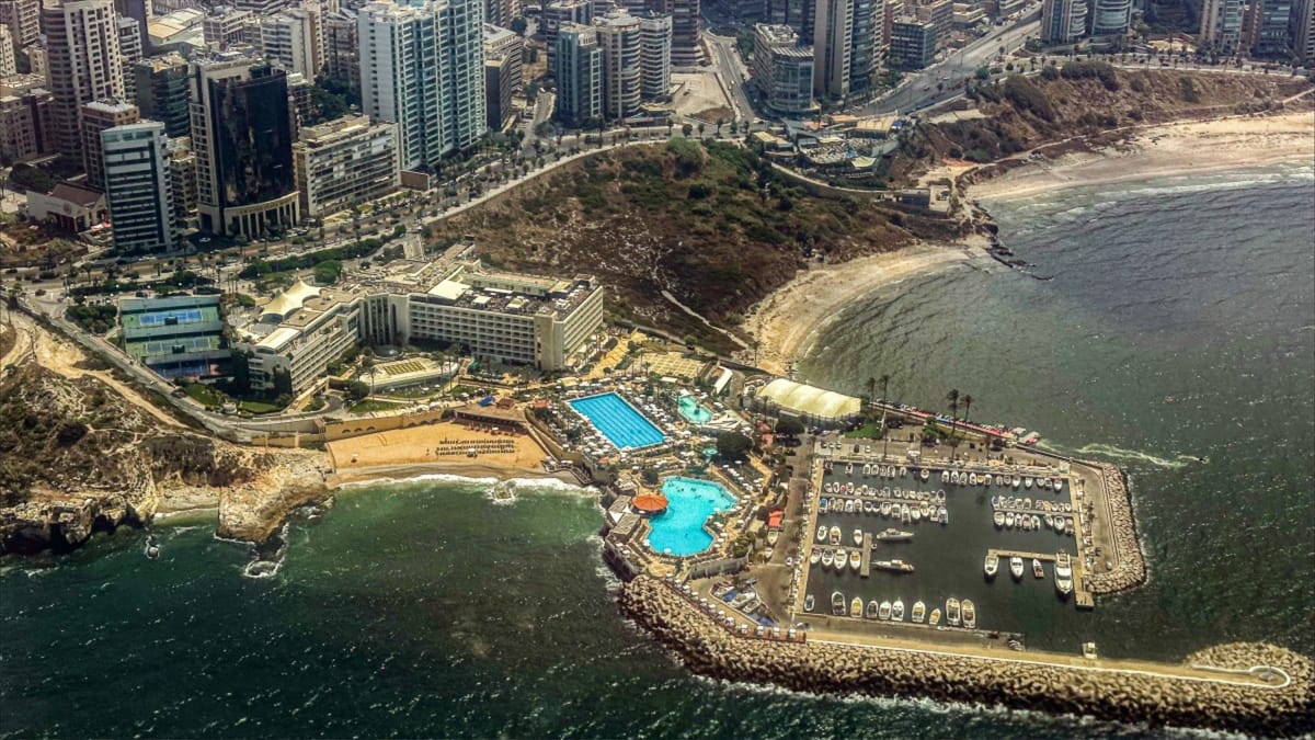 "فيتش" توقف تصنيفات لبنان الائتمانية