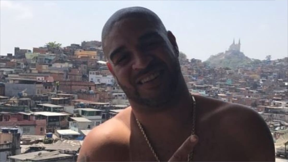 هل عاد للتشرد؟.. أدريانو يثير الجدل بمقاطع صادمة