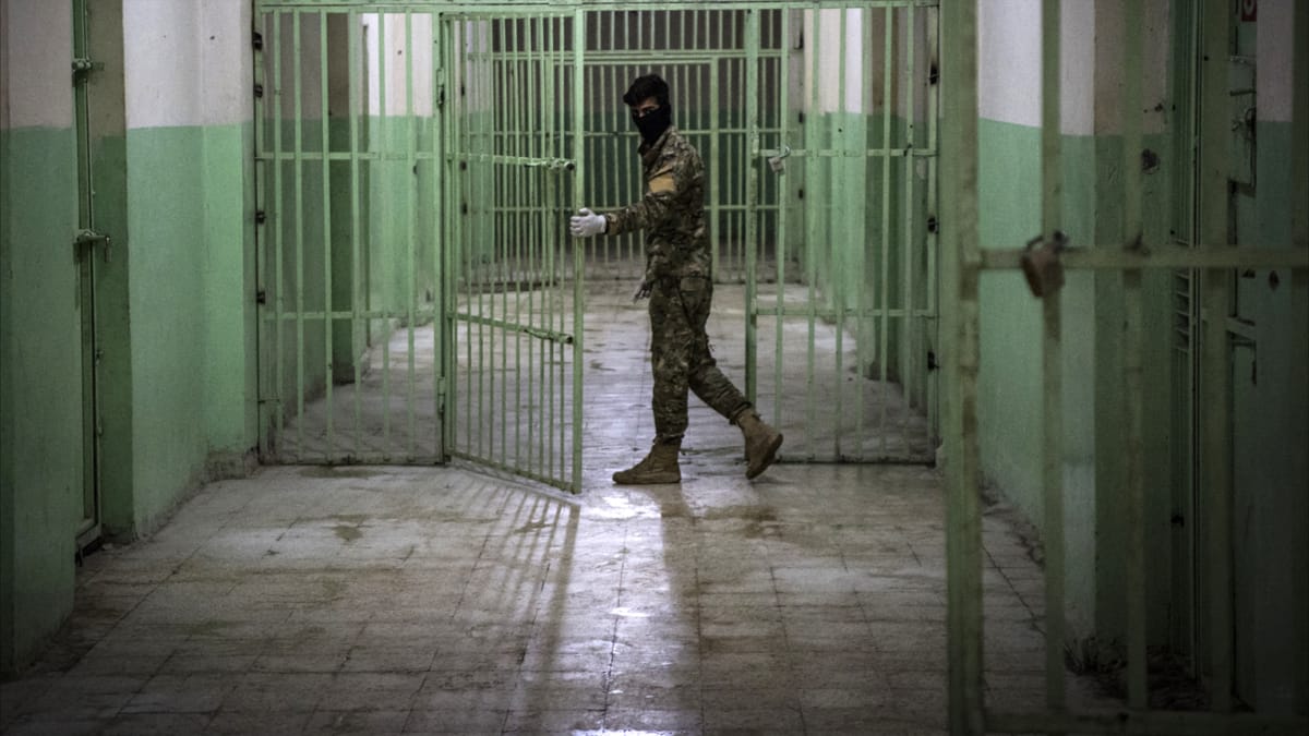 سجون داعش في سوريا.. "قنبلة موقوتة" بوجه الإدارة الجديدة؟