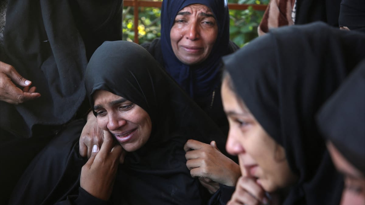 مقتل 12 فلسطينيا في غارة على غزة.. وروبوت ينفجر بمستشفى