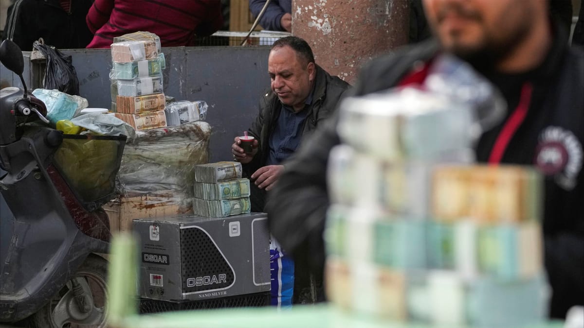 كيف تحول الدولار إلى "الغائب الحاضر" في الشارع العراقي؟