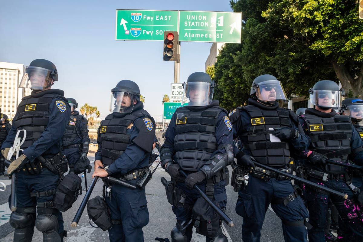 لوس أنجلوس تعلن حظر التجمعات