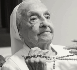 عميدة البشرية تفارق الحياة عن عمر ناهز 117 عاما