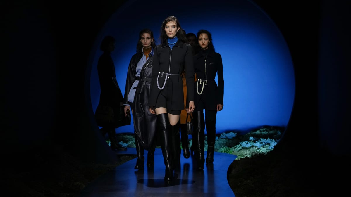 فخامة صامتة.. "هيرميس" تحوّل منصة العرض إلى غابة عطرية