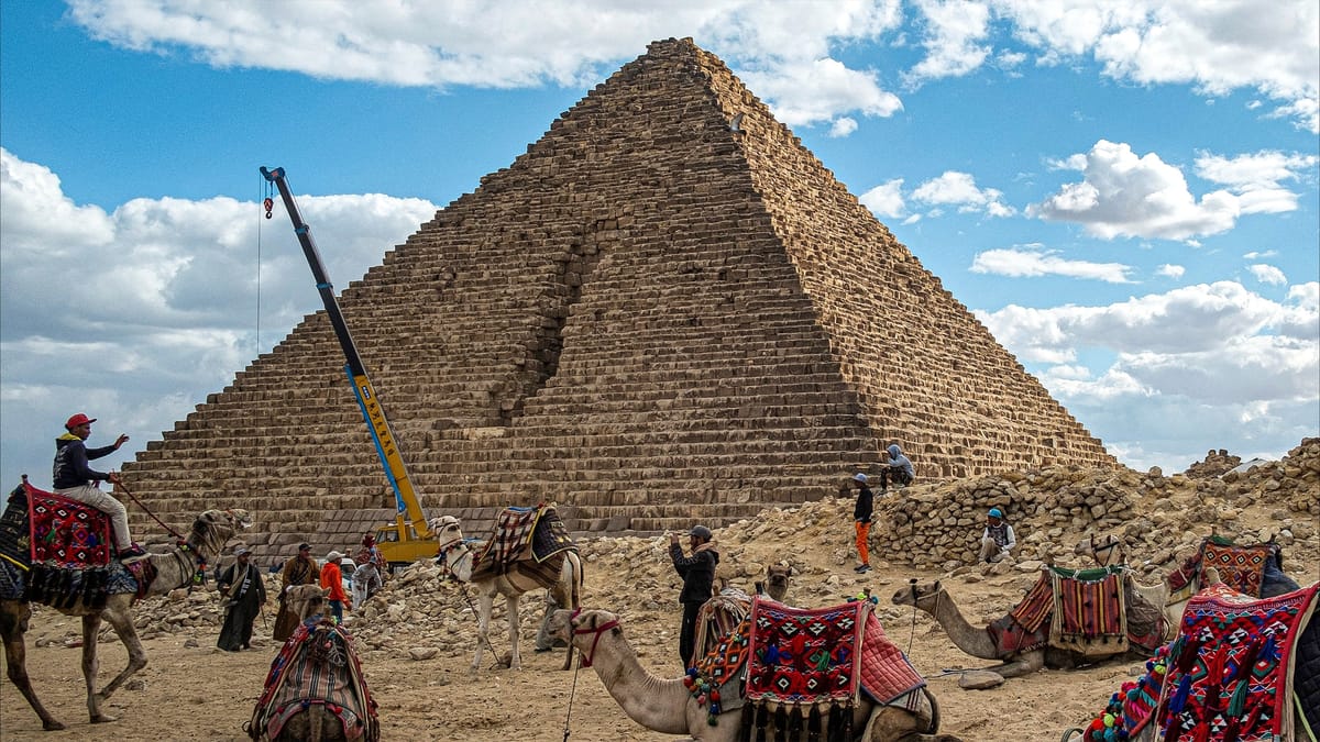 مصر تراجع "ترميم الهرم"