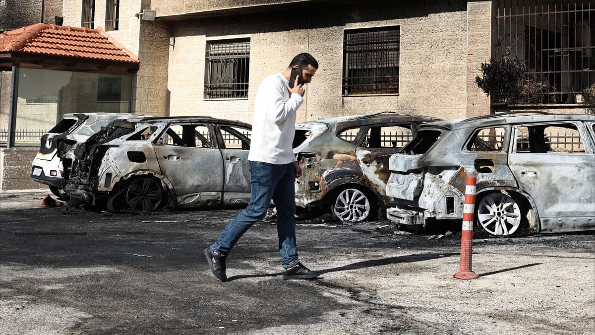 مستوطنون يحرقون مركبات فلسطينيين أمام أعينهم