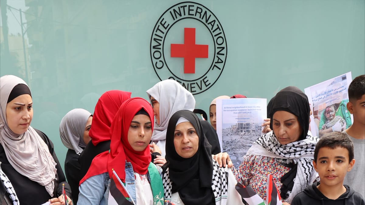 أطباء الصليب الأحمر في غزة لأول مرة