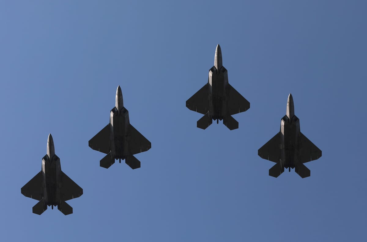 إف-22 وصلت.. هل تضرب واشنطن إيران من إسرائيل؟