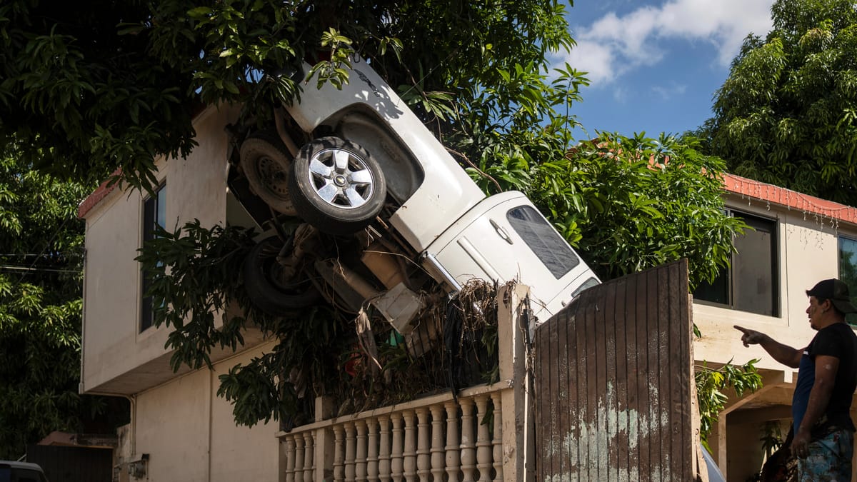 "عربات طائرة".. مشاهد مروعة من عواصف المكسيك