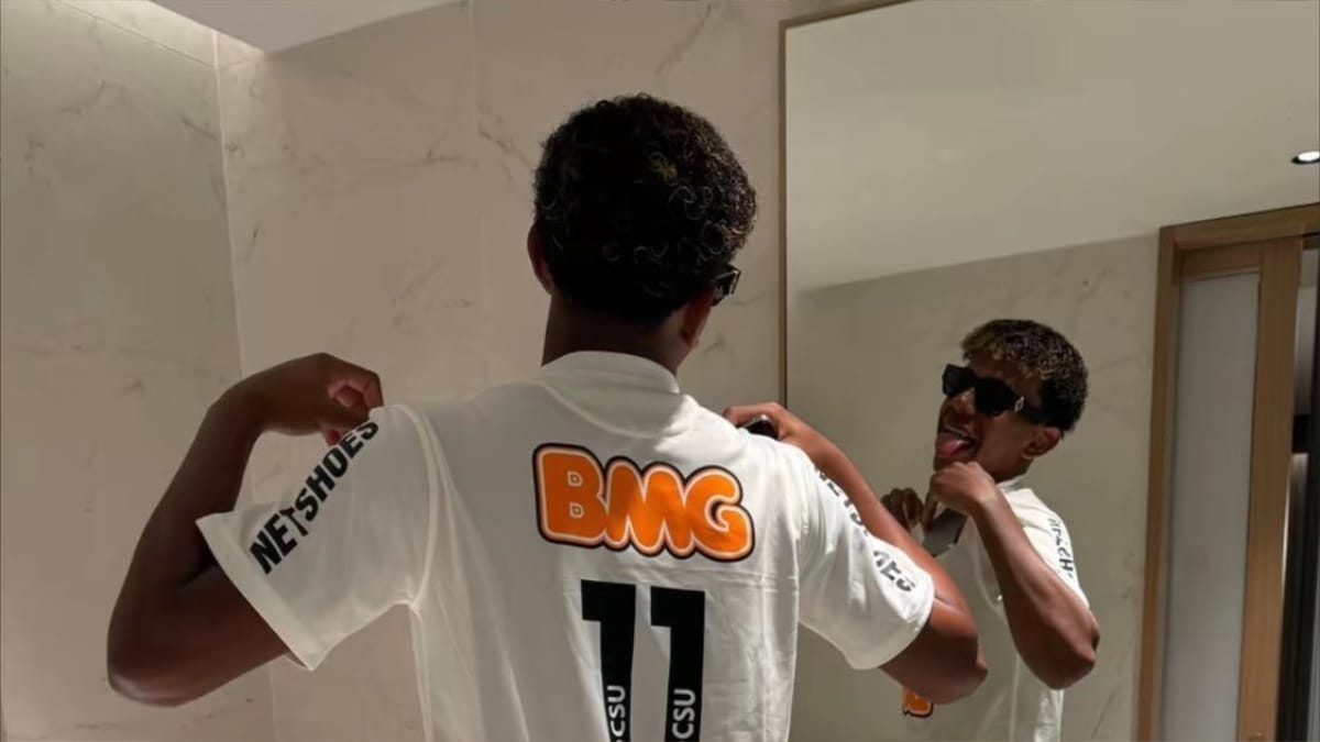 لامين يامال يرتدي "العباءة المقدسة"