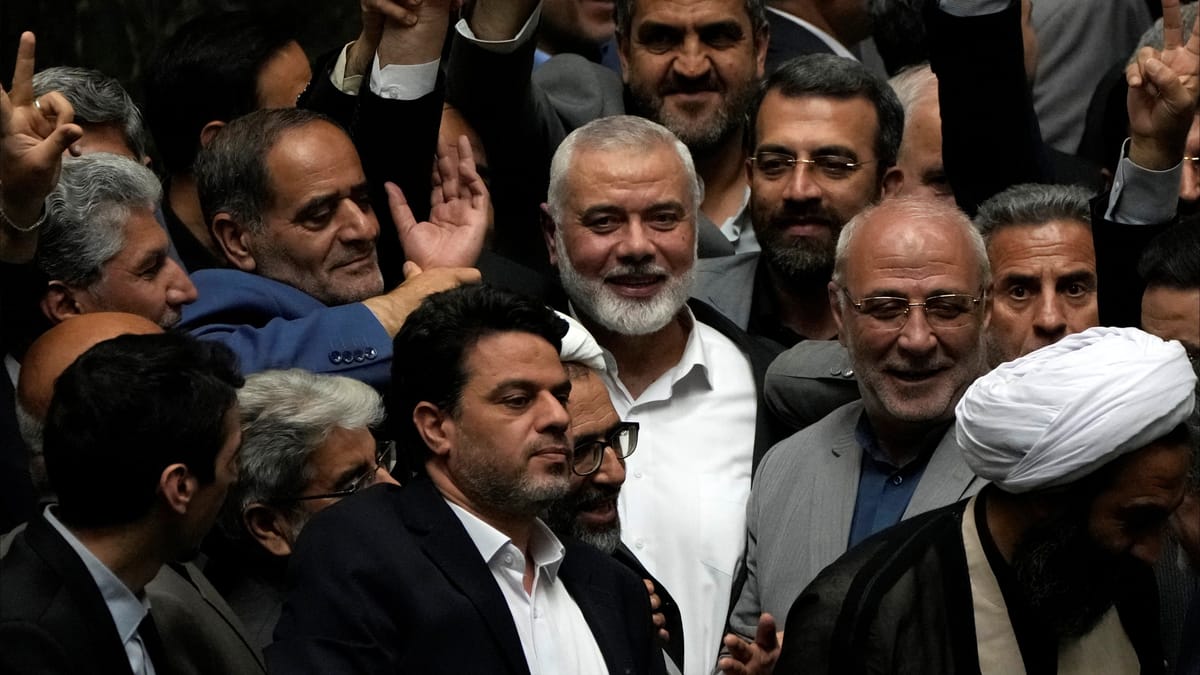إيران ترفع الراية الحمراء.. ماذا يعني؟