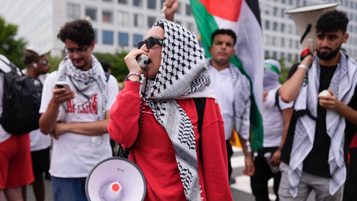 "الكوفية الفلسطينية" تطيح بموظفي متحف أميركي