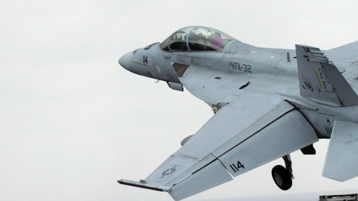 سقوط طائرة F-18 أميركية بالبحر الأحمر