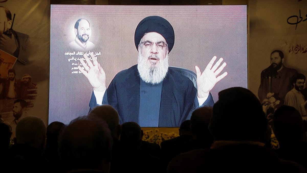 رسائل إلى "نصر الله" عبر اختراق شاشات مطار بيروت