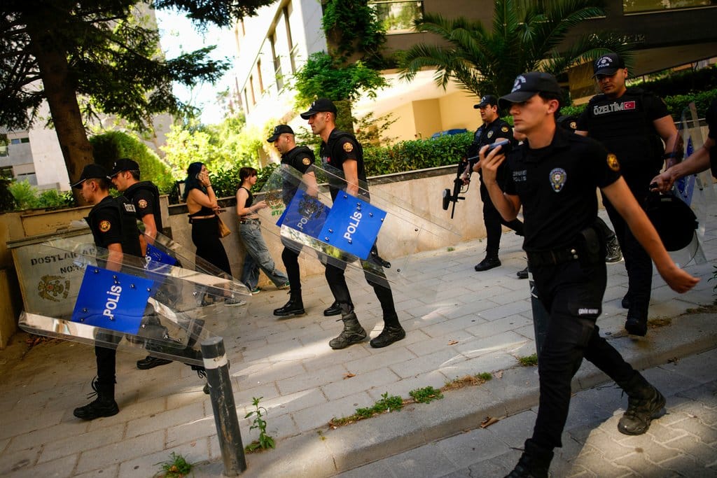 أتراك يحطمون ممتلكات سوريين بعد مزاعم "تحرش بقاصر"