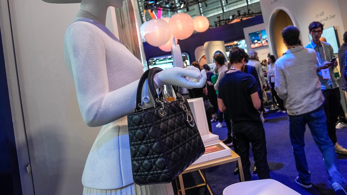 الحرب تطفئ بريق "لوي فيتون"