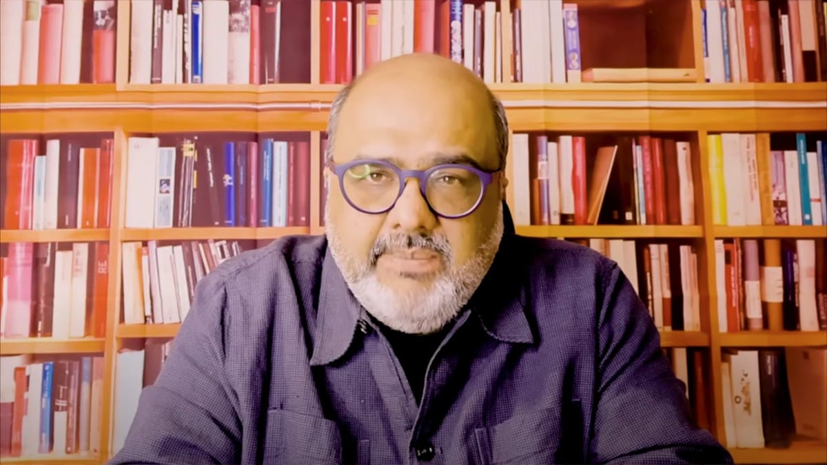 هجوم بالحمض على المستشار السابق لعمران خان
