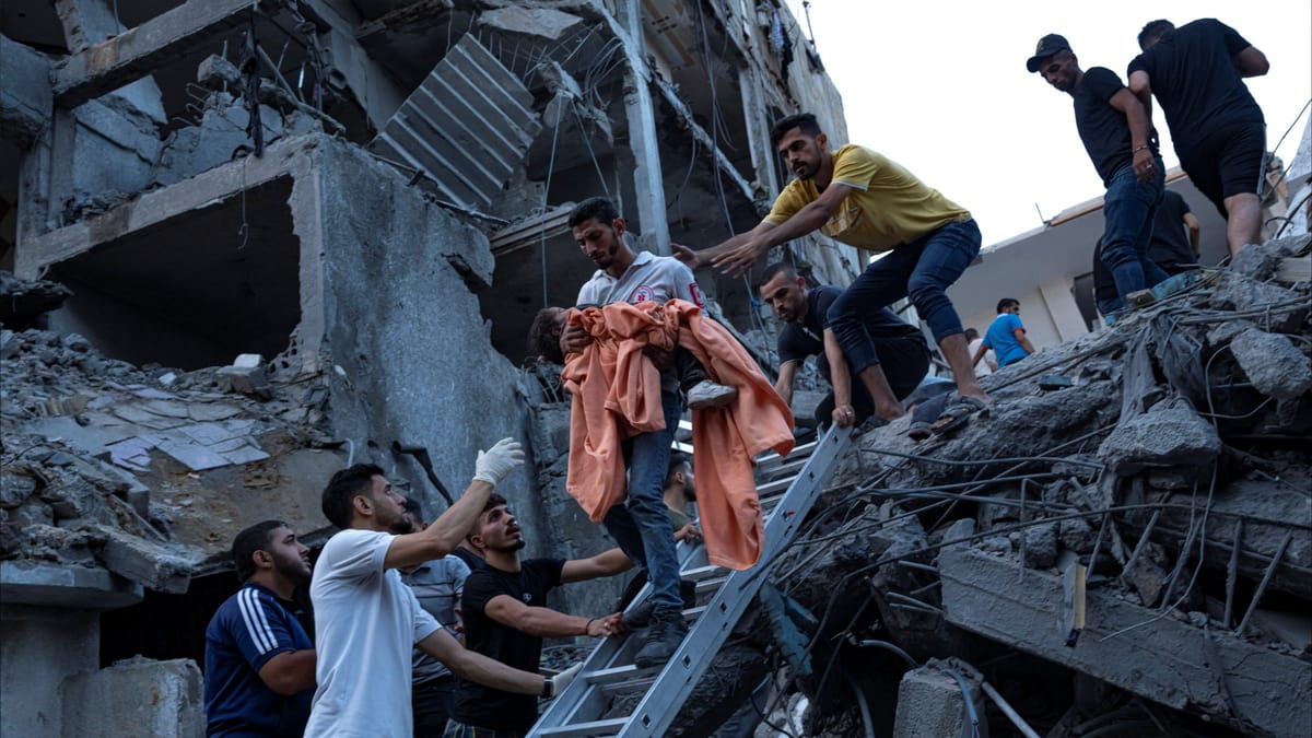 "تعالوا، ما يزال حيا".. بحث يائس عن الأصدقاء وسط ركام غزة