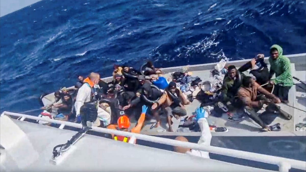 إيطاليا تنقذ 22 مهاجرا تحطم زورقهم