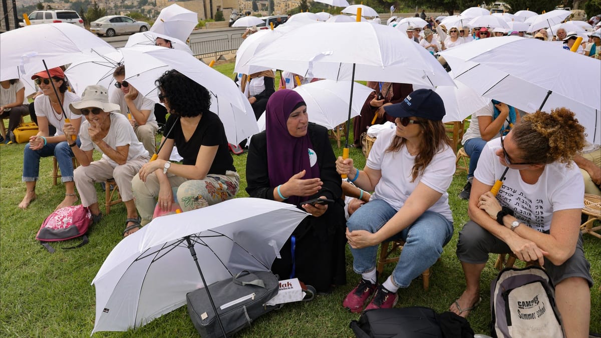 إسرائيليات وفلسطينيات عند البحر الميت لـ"إحياء السلام"