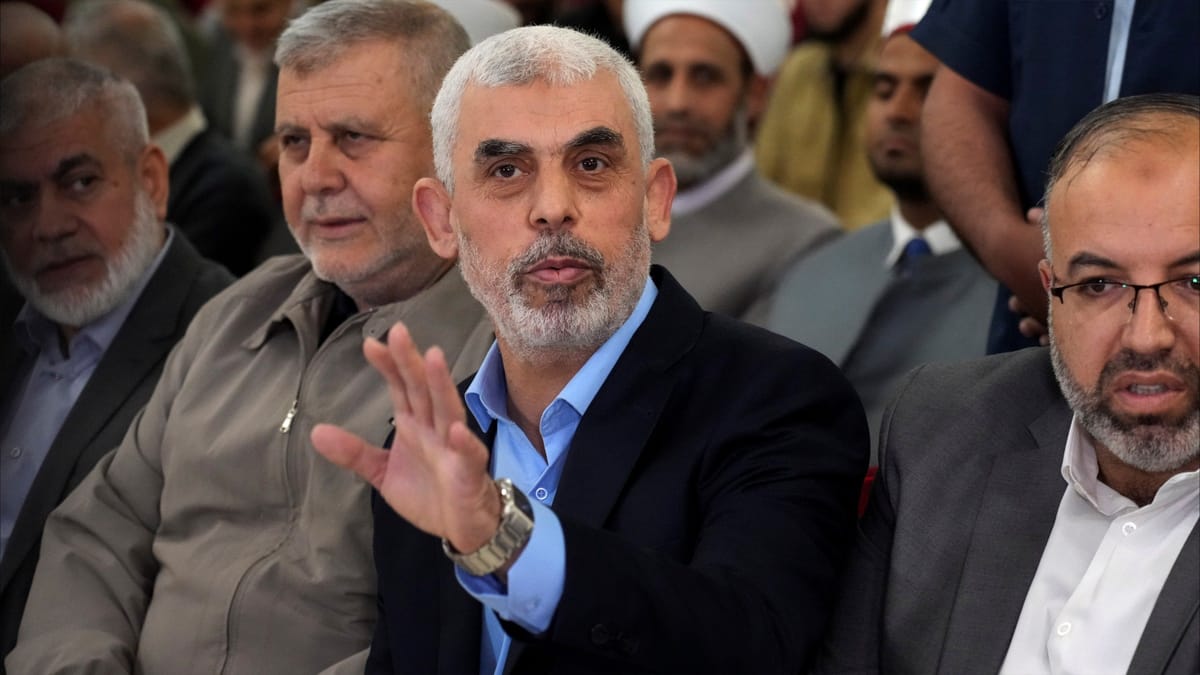 إسرائيل تنشر فيديو تقول إنه للسنوار داخل نفق