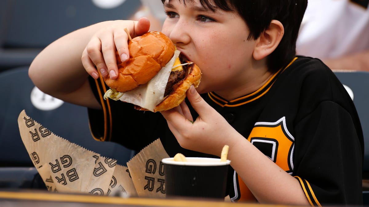 بريطانيا تكافح "سِمنة الأطفال" بـ"حظر الإعلانات الصباحية"