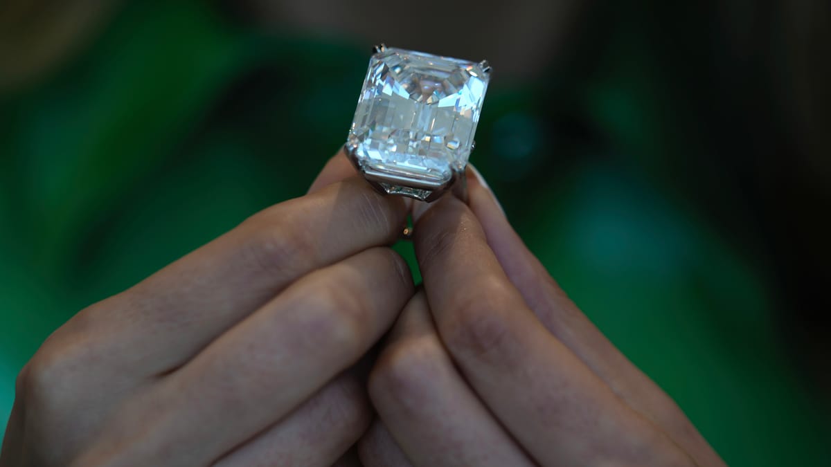 بريق باهت.. كيف كسر الشباب سطوة إمبراطورية الألماس الطبيعي؟