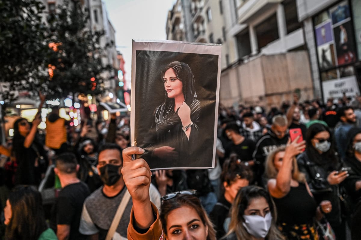 الحكم بالسجن على صحافيتَين إيرانيتين بسبب تغطية وفاة مهسا