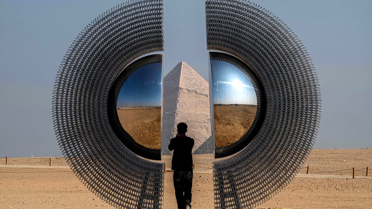 أحجار ومرايا عملاقة.. ماذا تكشف الأعمال الفنية أمام الأهرام؟
