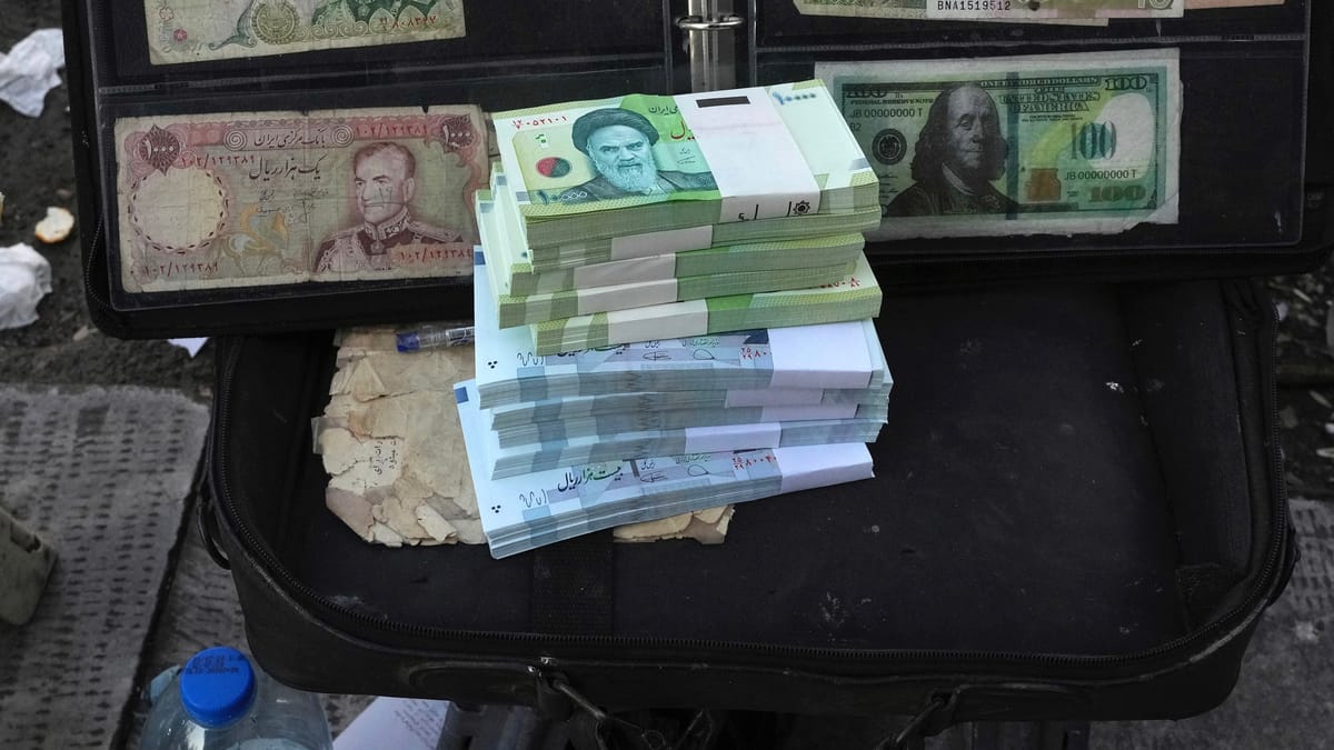 ترامب يهبط بعملة إيران إلى "قاع تاريخي"