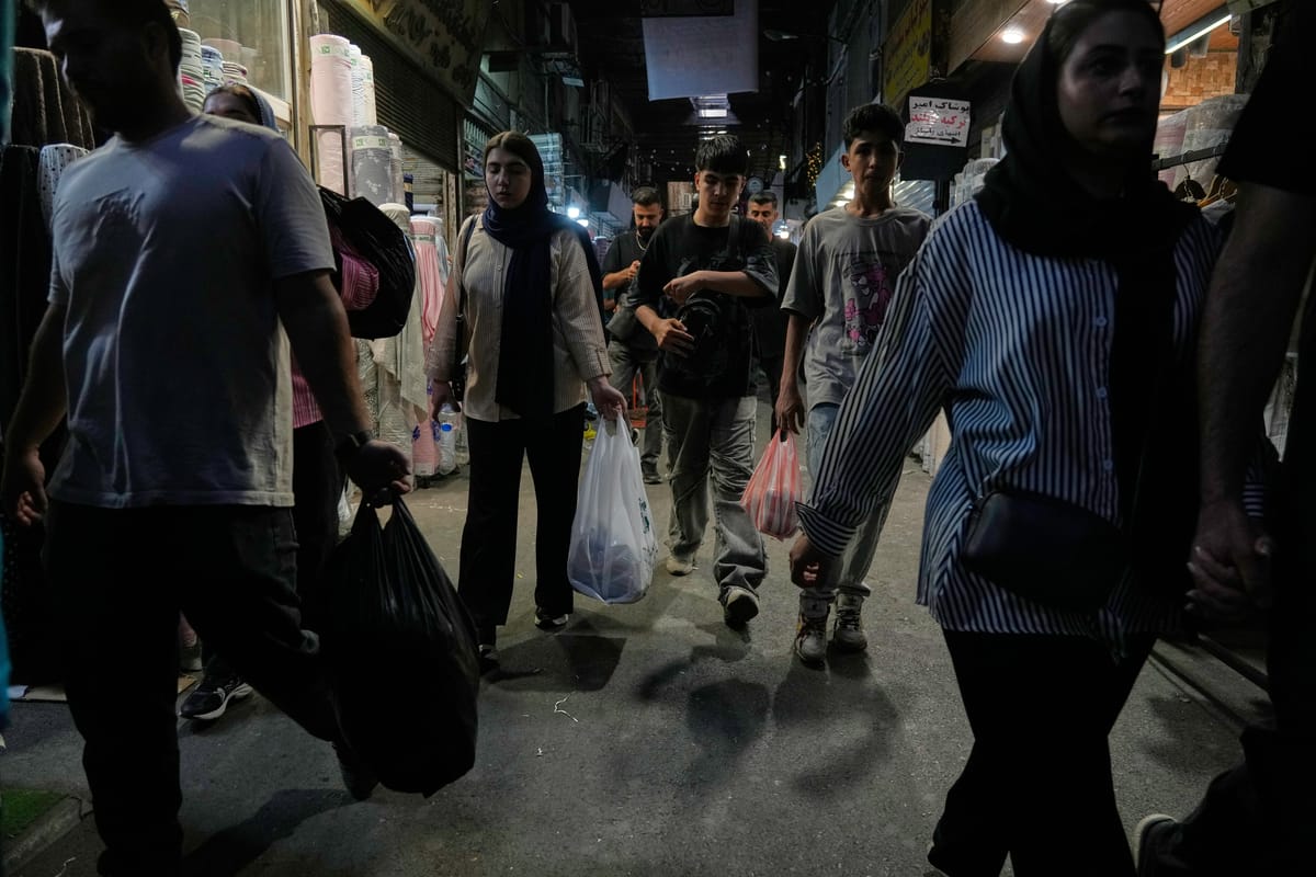 الإيرانيون أمام خيارات قاسية.. الحرب والتضخم يبددان أحلامهم