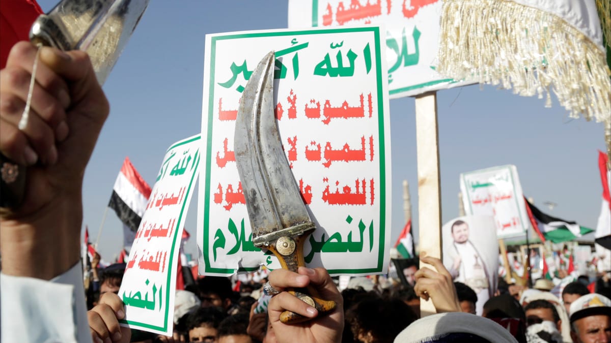 بعد "الضربة الجديدة".. مناورة حوثية على أعلام أميركا وإسرائيل