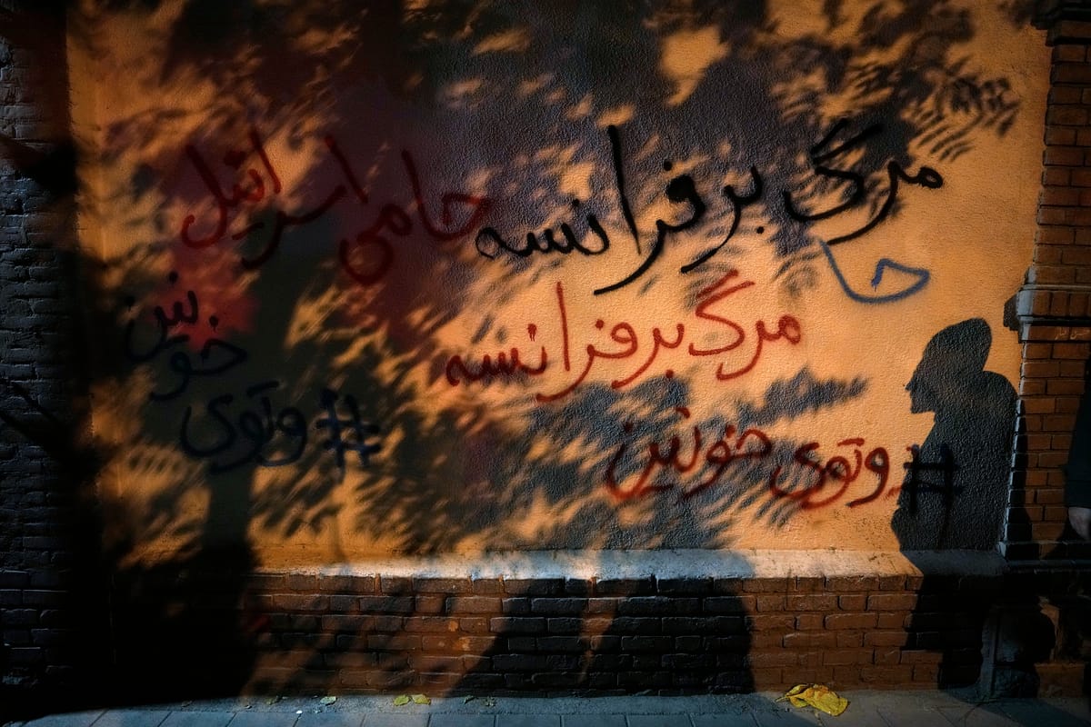 معركة طرد الدبلوماسيَين.. فرنسا VS إيران