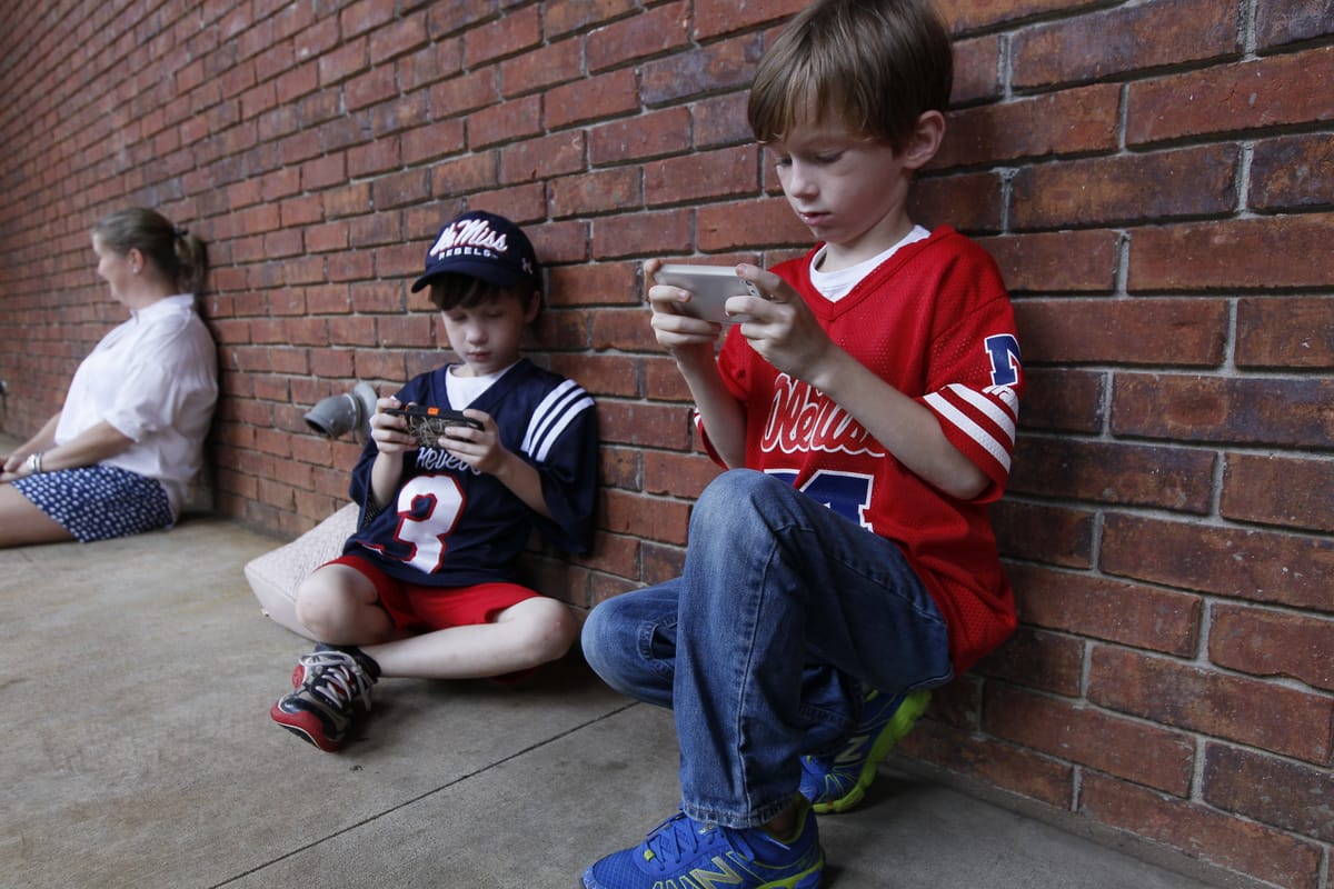 بريطانيا تدرس حظر على استخدام الأطفال لوسائل التواصل