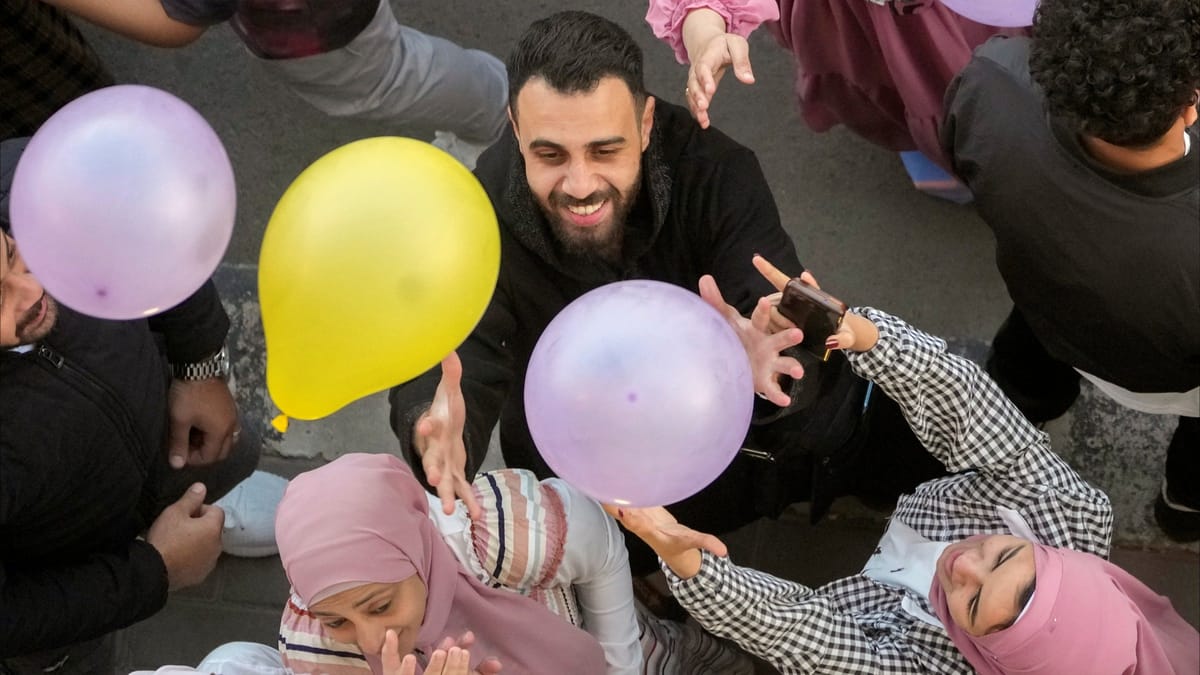 "التنين" حاضر في احتفالات ثانوية فلسطين