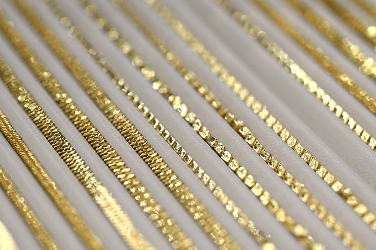 الذهب يرتدّ مع الحرب.. لكن خسائره الأسبوعية تضغط