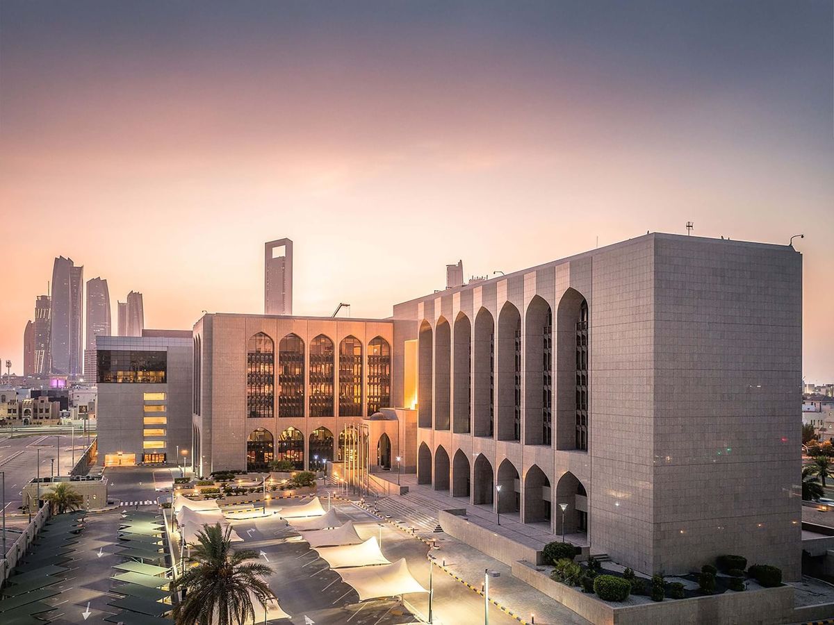 المصارف الإماراتية.. متانة مدعومة بالسيولة والاحتياطيات