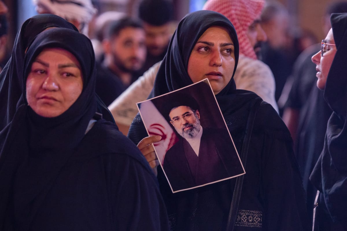 دفن خامنئي خلف الأبواب المغلقة.. وترقب لظهور مجتبى