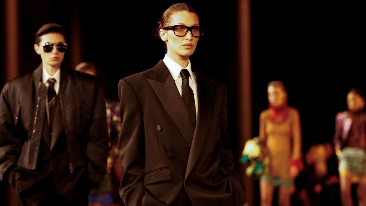 "ربطات العنق" تعود إلى عرض YSL لربيع وصيف 2025