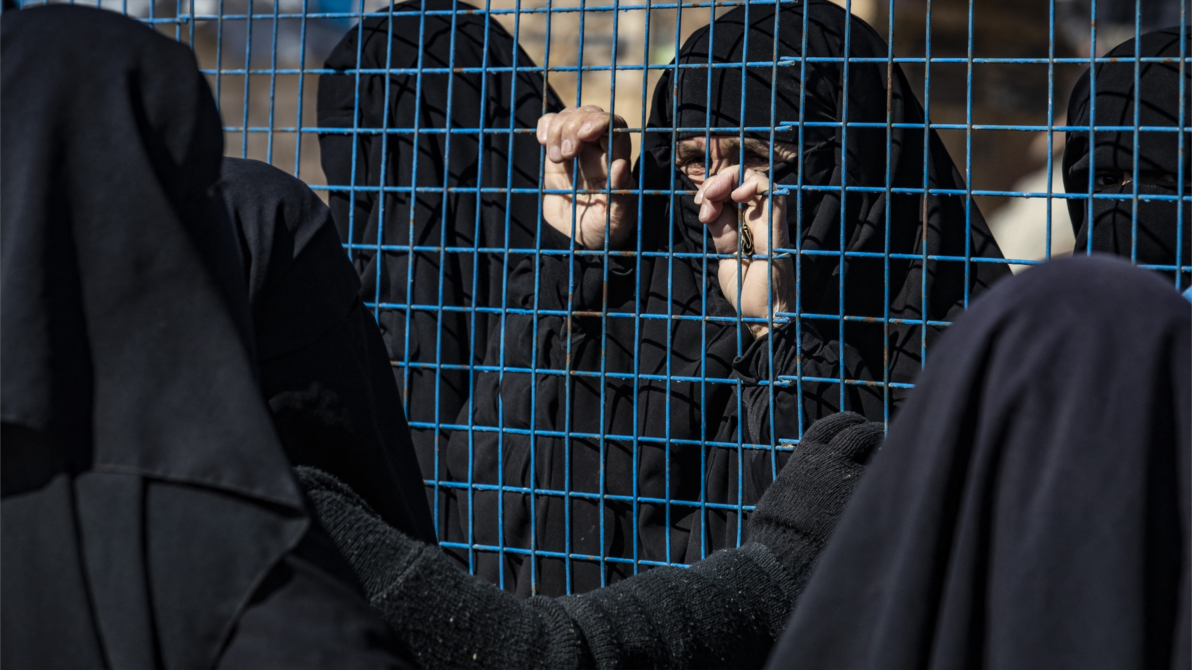 عالمة أوبئة وعازفة فلوت.. كيف استقطب داعش عقول فرنسا الميسورة؟