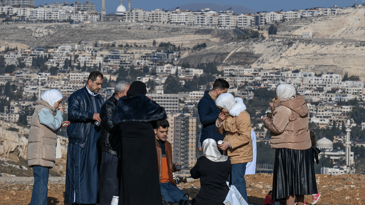 الجيش الإسرائيلي يعلن قصف مواقع في دمشق وحماة