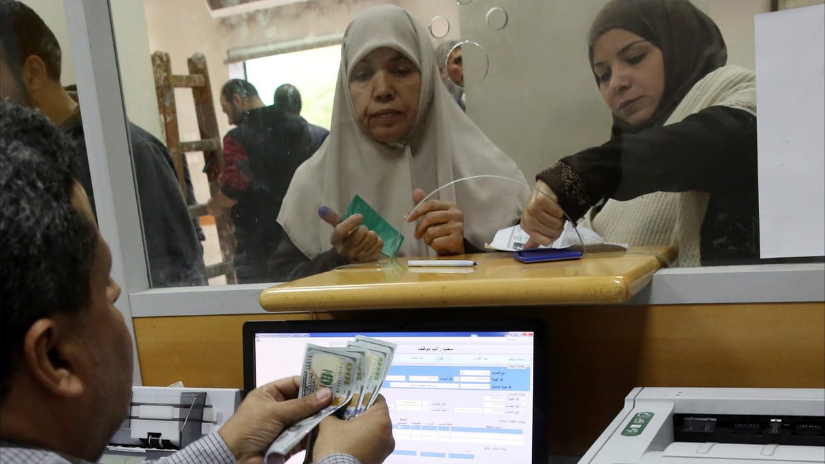 الغزيون يحاربون شح النقود بالتكنولوجيا