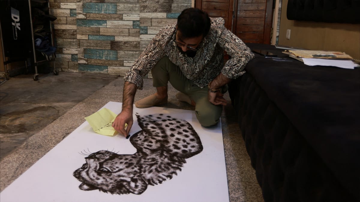 حلاق عراقي يرسم لوحات "من شعر زبائنه"