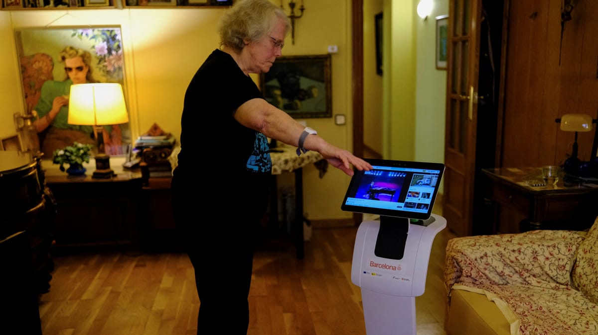 أكثر من مجرد آلة.. 600 روبوت في منازل برشلونة لرعاية المسنين